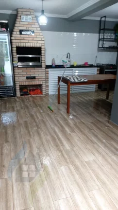 Imagem ACEITA TROCA PERMUTA!! Casa de 3 dormitórios sendo 1 suíte, 2 banheiros, 2 vagas, com 180m² em Taboão, São Bernardo do Campo