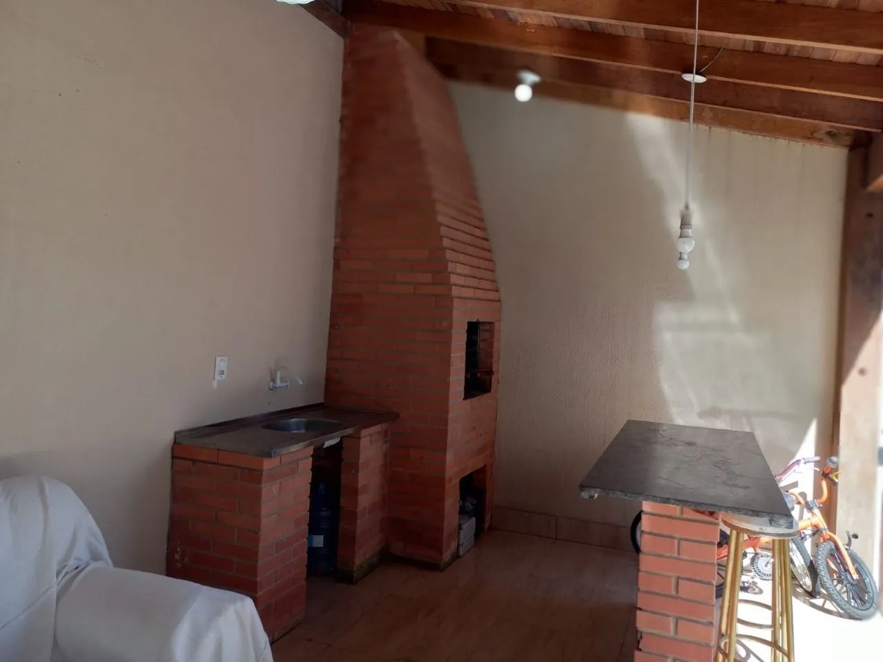 Imagem Duas casas no terreno com 2 vagas de garagem