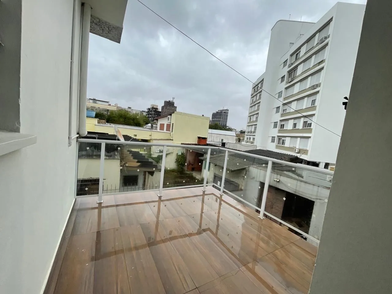 Imagem Terreno amplo com 690m², com duas casas construídas para moradia ou investyirdores!!