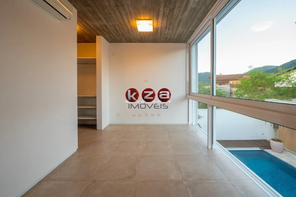 Imagem Imóvel de luxo à venda em São Sebastião-SP: Casa na Praia de Guaecá com 4 suítes, 3 salas, amplo gourmet e piscina, ao lado do mar.