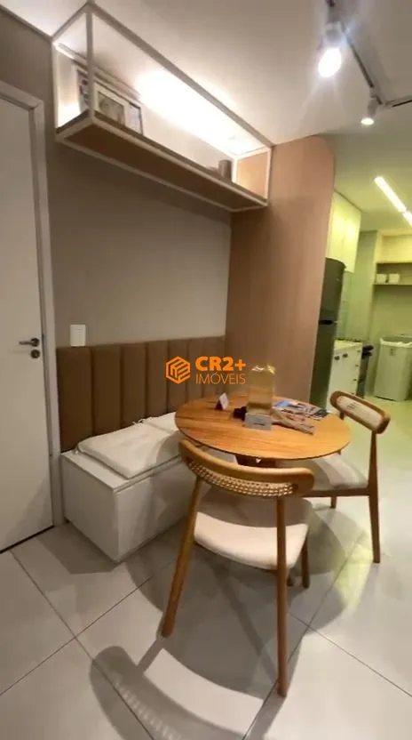 Imagem vendo apartamento localizado a poucos metros do mar, próximo à Praia da Conceiç