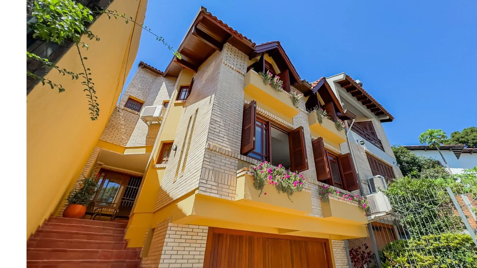 Foto do imóvel Casa à venda em Porto Alegre, Chácara das Pedras, com 3 quartos, 261m2