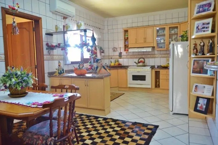 Imagem Casa Comercial e Residencial com 518m² (4 quartos / 5 banheiros / 3 vagas garagem) no Bairro Partenon localizada à meia quadra da Av. Bento Gonçalves.