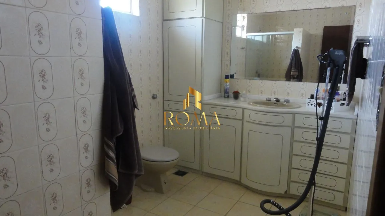 Imagem Casa à Venda no Centro de Santa Maria com 5 Dormitórios, Piscina e Salão de Fest
