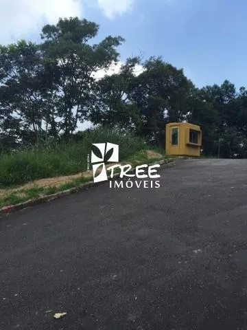 Imagem VENDA TERRENO NO CONDOMÍNIO ARUJÁ COUNTRY CLUB COM A/T 450m² em declive. CONSULTE-NOS.