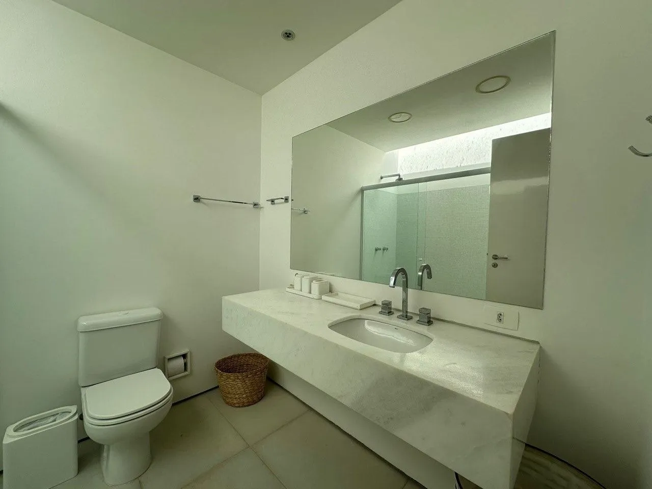Imagem Venha conhecer essa incrível casa com 4 quartos, 4 suítes e 347,00 m2 de área construída.