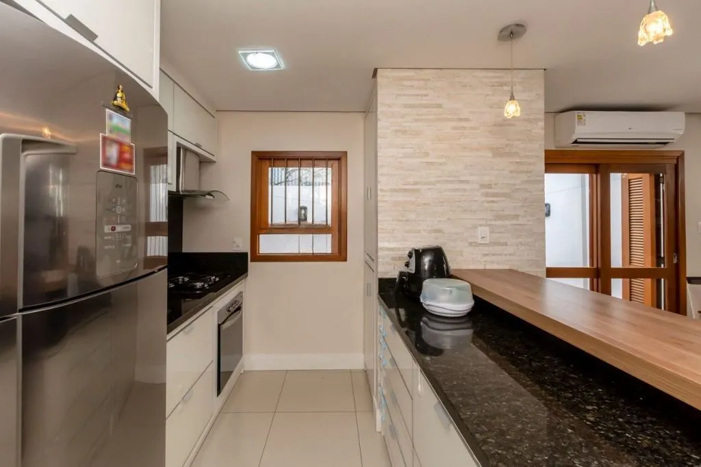 Imagem Casa de 2 dormitórios à venda no Bairro na Lomba do Pinheiro - Porto Alegre