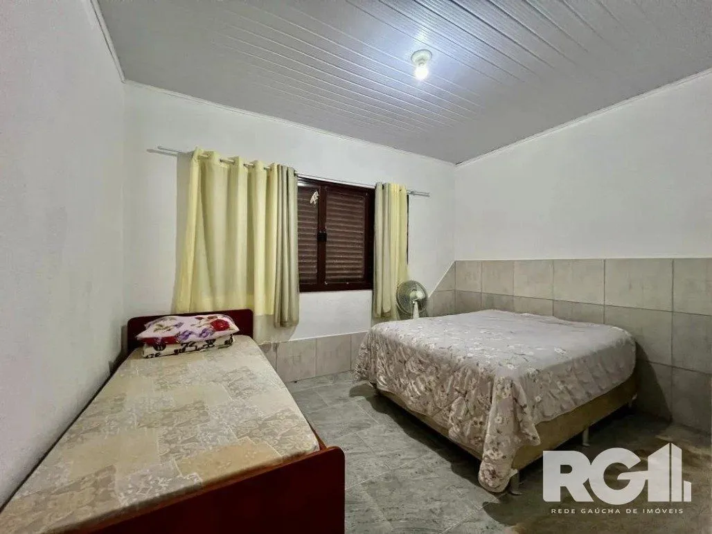 Imagem Casa ampla com pátio e 5 dormitórios, localizada no Centro de Imbé, a 200 metros do Mar.