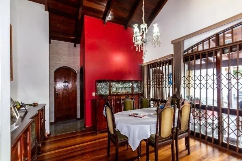 Imagem Casa 303m² - 4 dormitórios, 2 vagas no bairro Santo Antônio