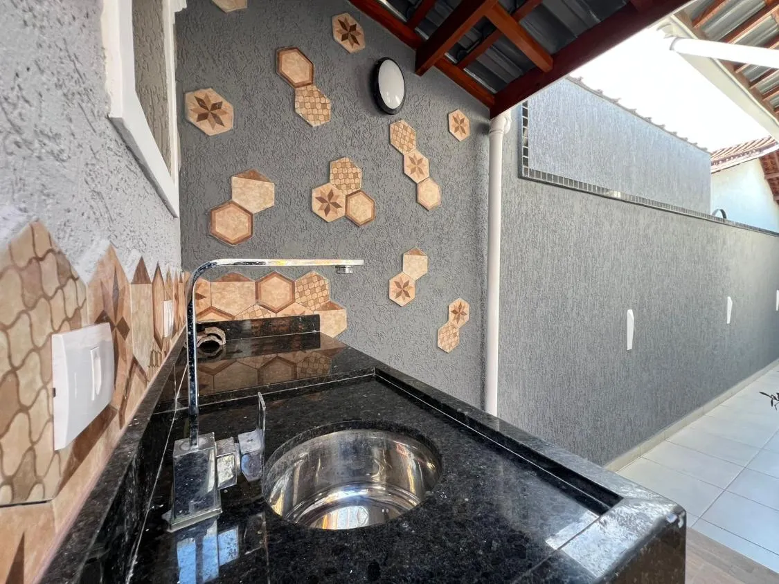 Imagem CASA NOVA COM 3 DORMITÓRIOS SENDO 2 SUÍTES E ÁREA GOURMET COM OFURO À VENDA NO VILAMAR PRAIA GRANDE