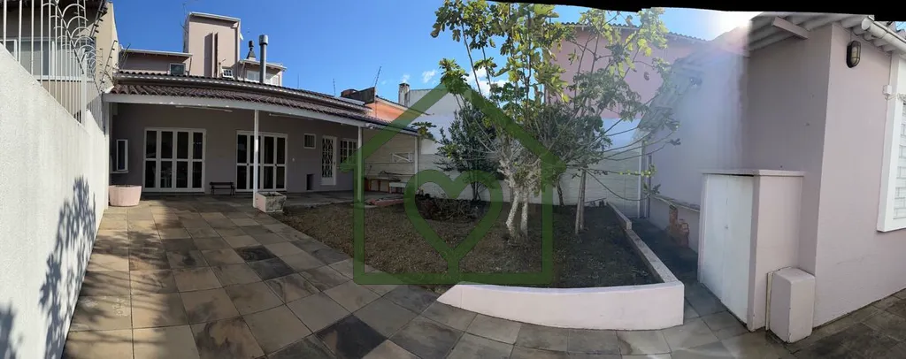 Imagem Excelente casa térrea, localizada em rua tranquila e arborizada, em frente à Praça Edgar Graef e ...