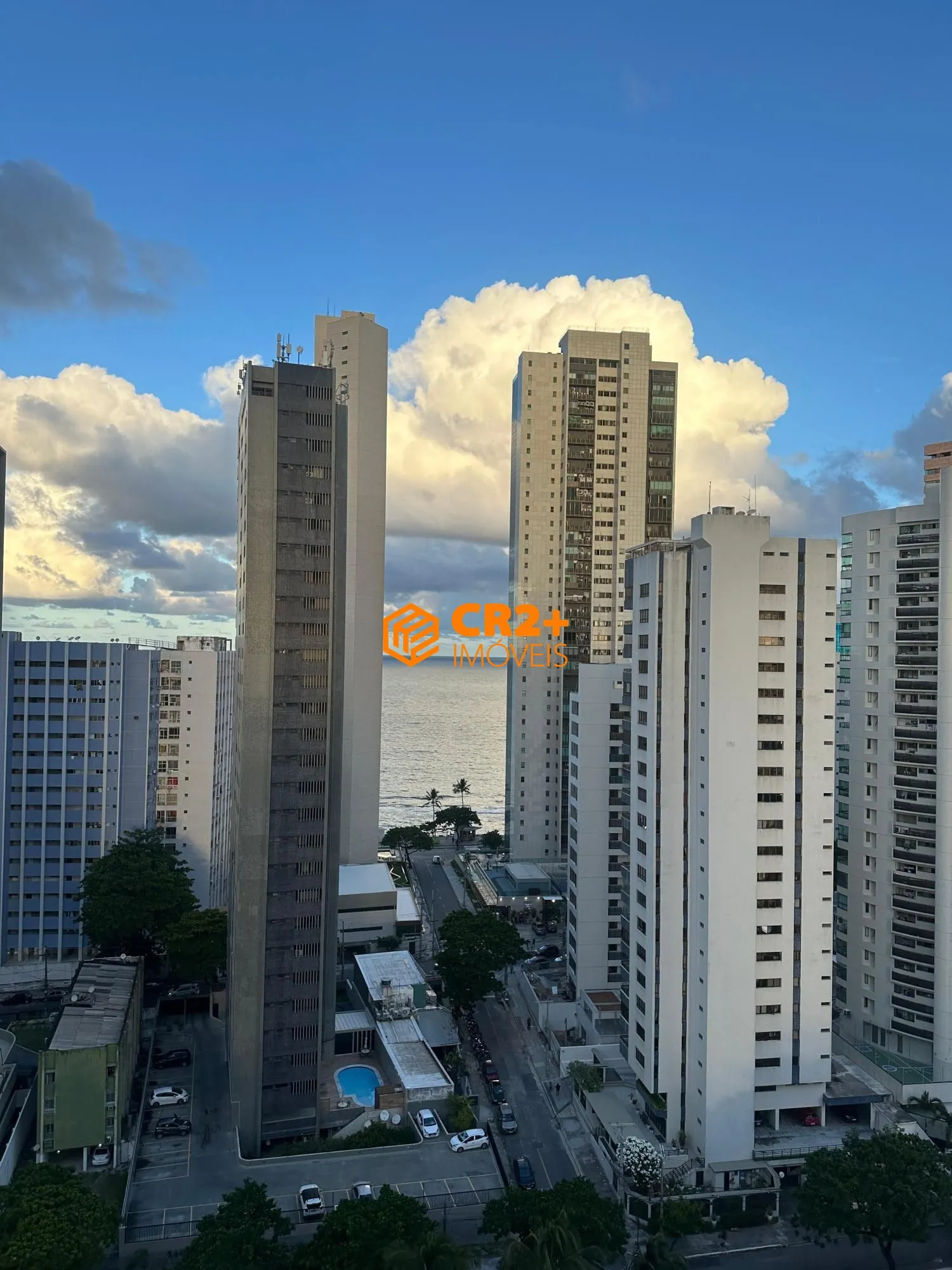 Imagem Vendo/Alugo Cobertura Triplex 382m² com 5 Quartos sendo 2 Suítes, NA JEQUITINHON