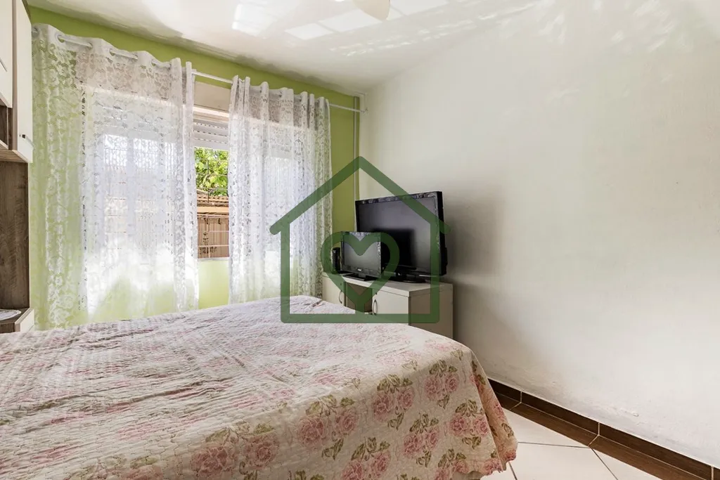 Imagem Descubra seu novo lar nesta encantadora casa localizada em Porto Alegre, situada na calma e segura R...
