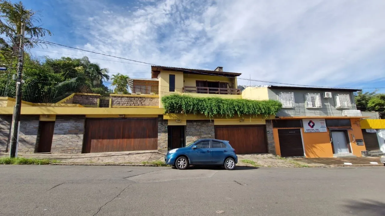 Imagem Casa de Cinema na Glória, com 500m² de área privada, 3 dormitórios, piscina, horta, lareira, elevador, gradeada 4 garagens