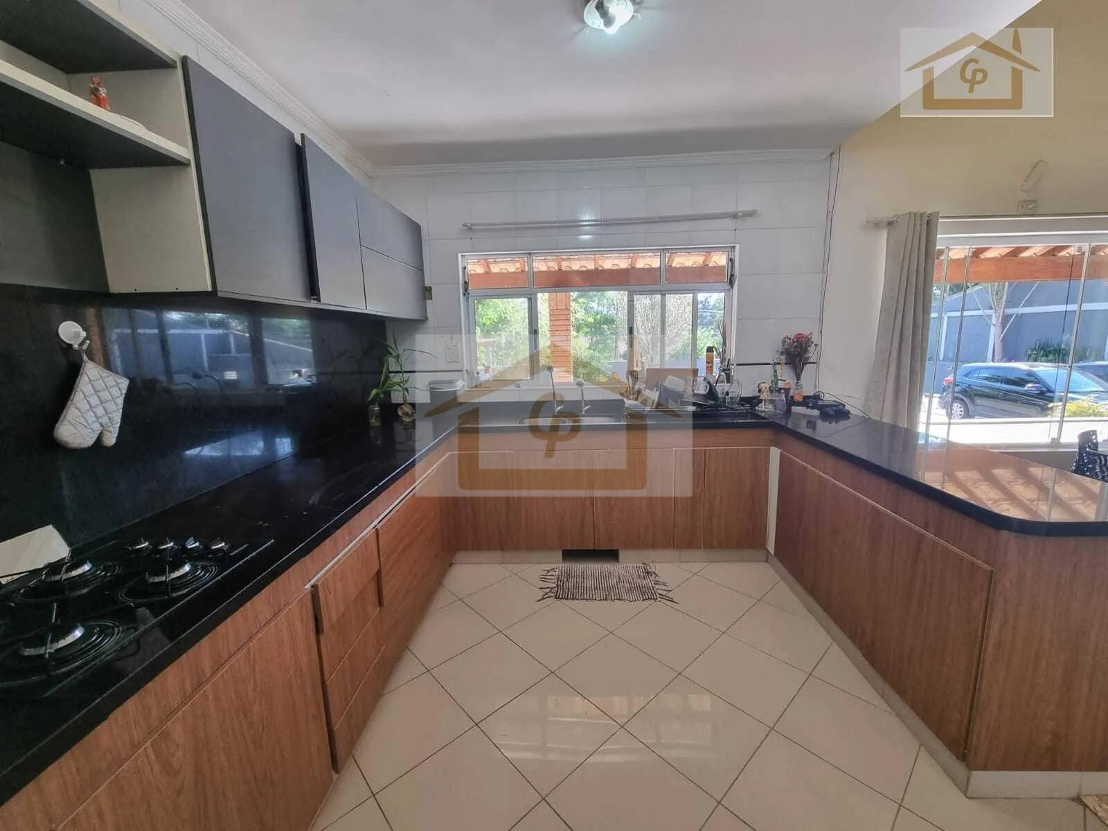 Foto do imóvel Casa com 4 dormitórios e piscina em terreno de 940 metros