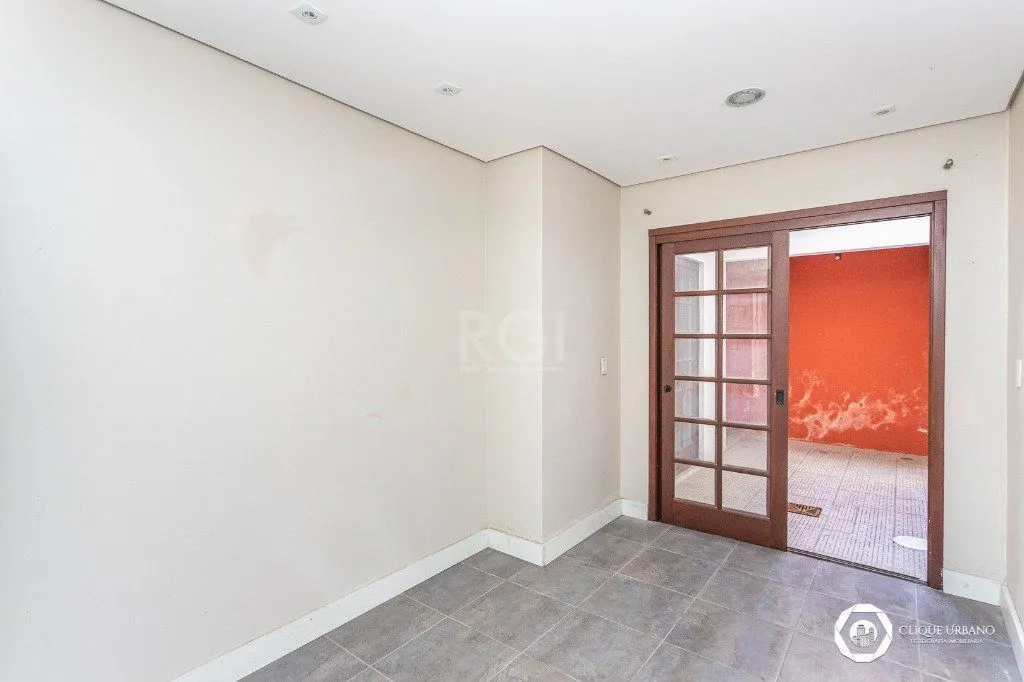 Imagem Casa para Venda - 330m², 4 dormitórios, sendo 3 suites, 2 vagas - Petrópolis