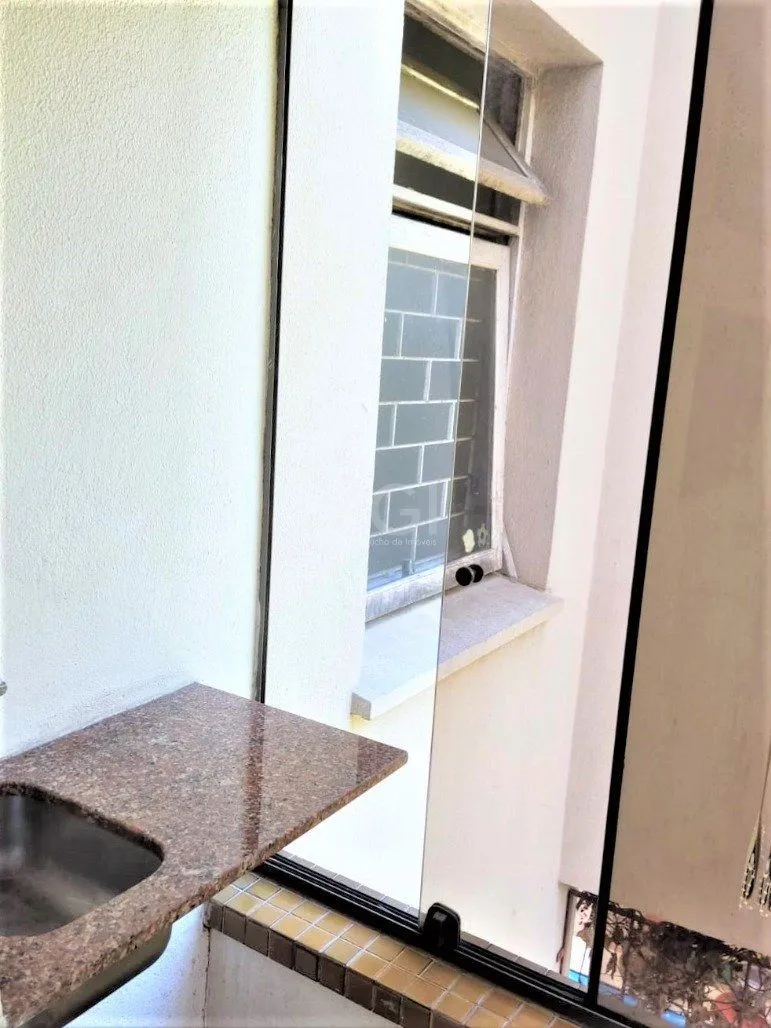 Imagem Apartamento 2 dormitórios semimobiliado, living 2 ambientes com lareira, cozinha e área de serviço, banheiro social, sacada e churrasqueira.