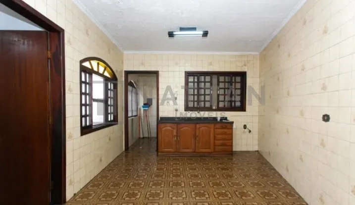 Imagem Casa à venda com 3 dormitórios, 4 banheiros, salão de festas e terreno de 208 m²