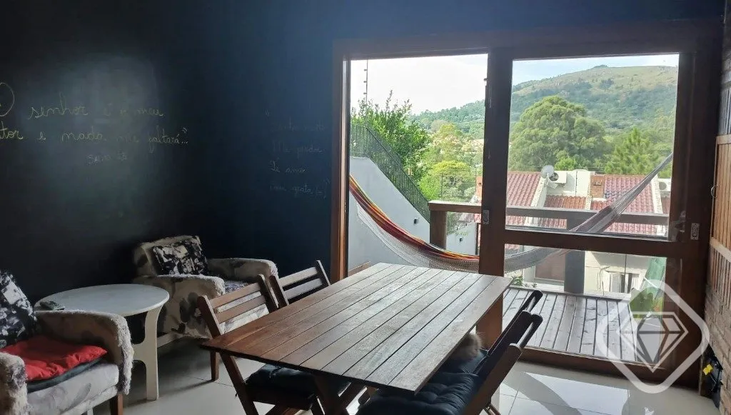 Imagem Casa com vista privilegiada em rua sem saída, tranquila e silenciosa.

Esta residência combina amp...