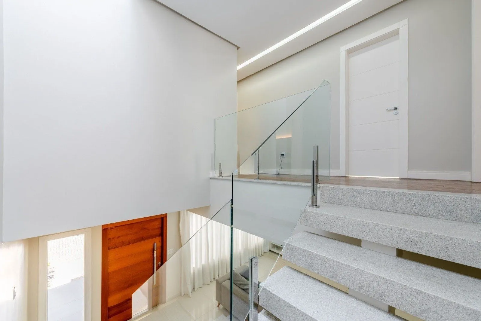 Imagem Casa em Condomínio com 228m² e 3 dormitórios, 1 suíte, 3 vagas no bairro Sarandi