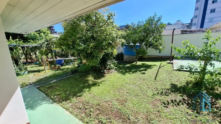 Imagem Casa com amplo terreno, a venda 04 quartos c/suíte no Seminário em Curitiba PR