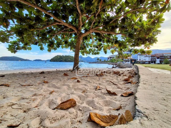 Imagem Apartamento com 2 dormitórios de Frente para a Praia