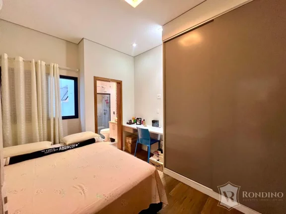 Imagem Casa t?(C)rrea em condomínio com piscina, vista permanente e 03 suítes.