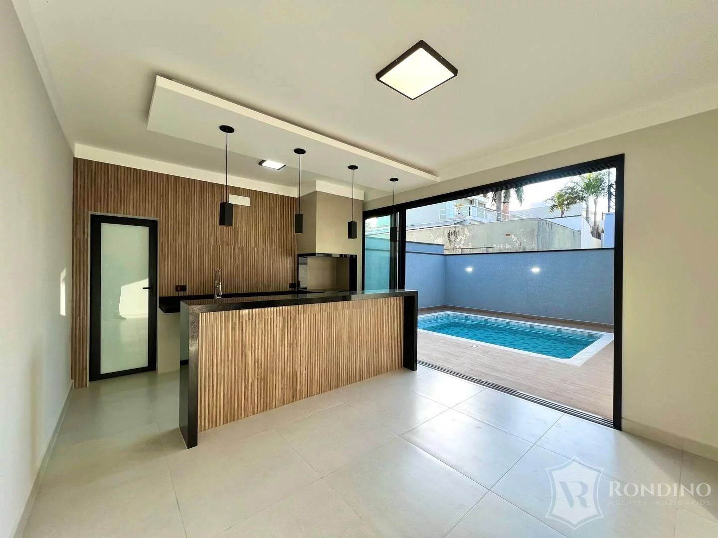 Foto do imóvel Casa Assobradada com Piscina escritório e quintal. em Rua Waldir de Oliveira