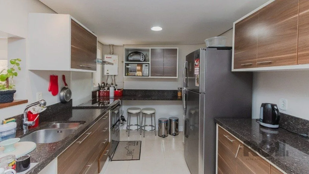 Imagem Excelente casa em condomínio de 249m² com 03 dormitórios e 4 vagas.