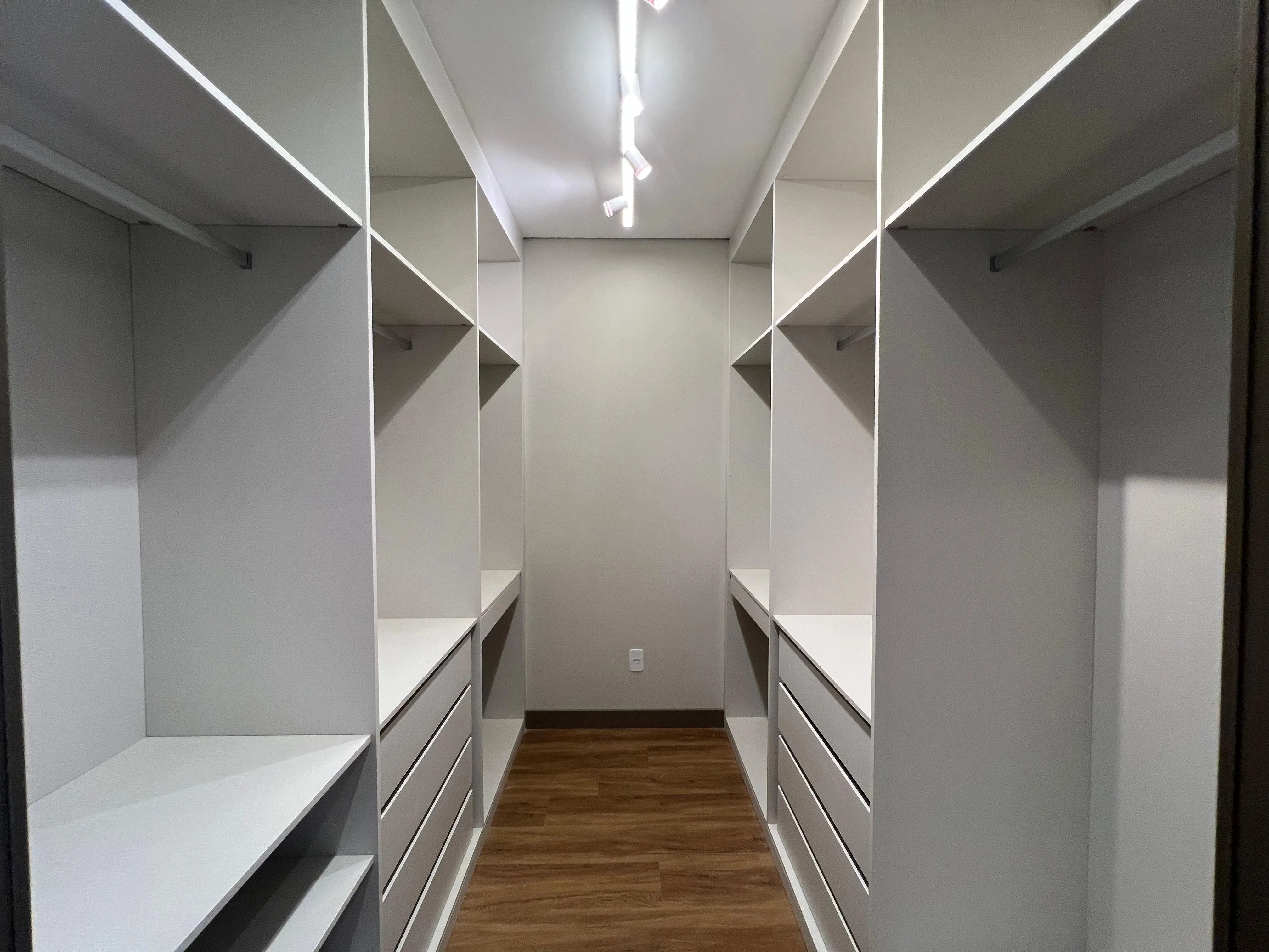 Imagem Luxuosa Casa no Condomínio Fazenda Imperial - 1700m² de Terreno e 402m² de Área Construída