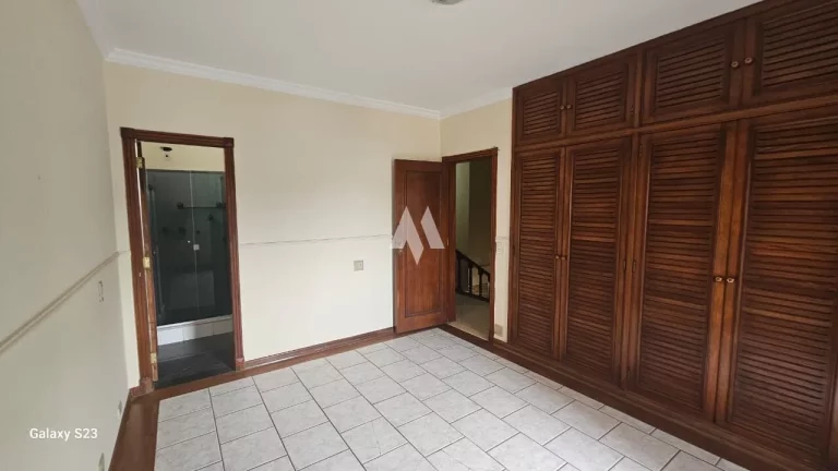 Imagem Casa com 4 dormitórios + 1 suíte + edícula em Ponta da Praia, Santos/SP