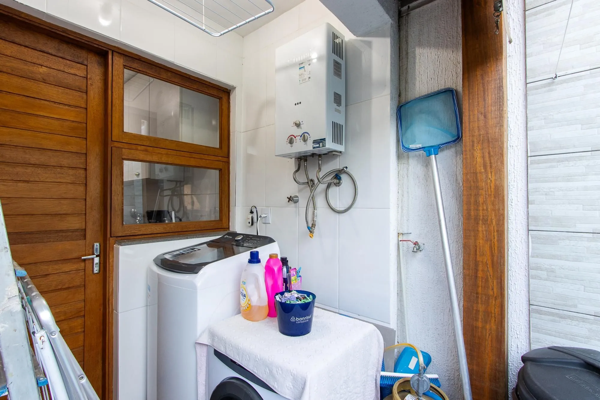 Imagem Casa de condomínio, 3 quartos, 1 suíte, piscina e 2 vagas de garagem;