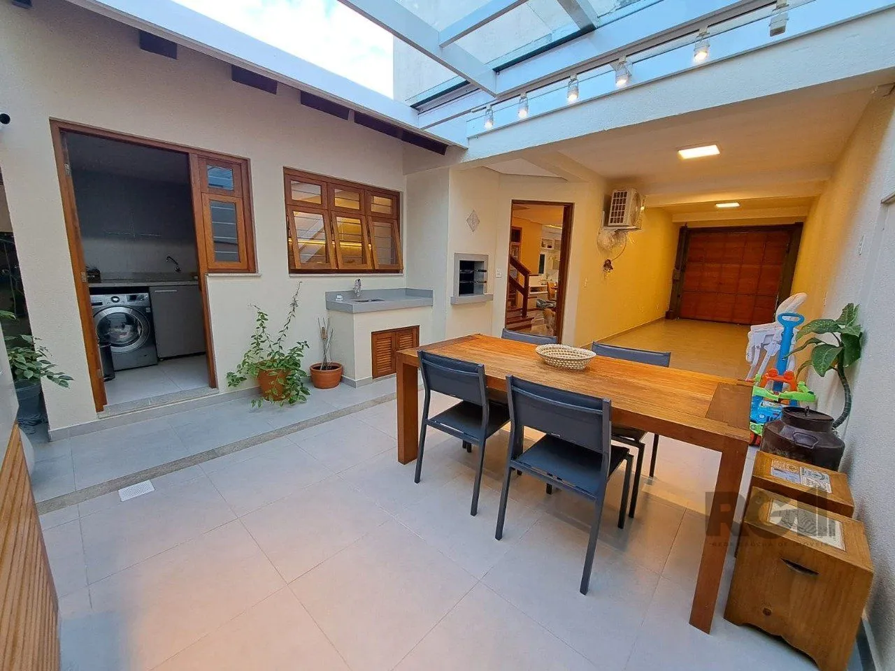Imagem Casa em Condomínio com 03 quartos e 02 vagas no Bairro Nonoai