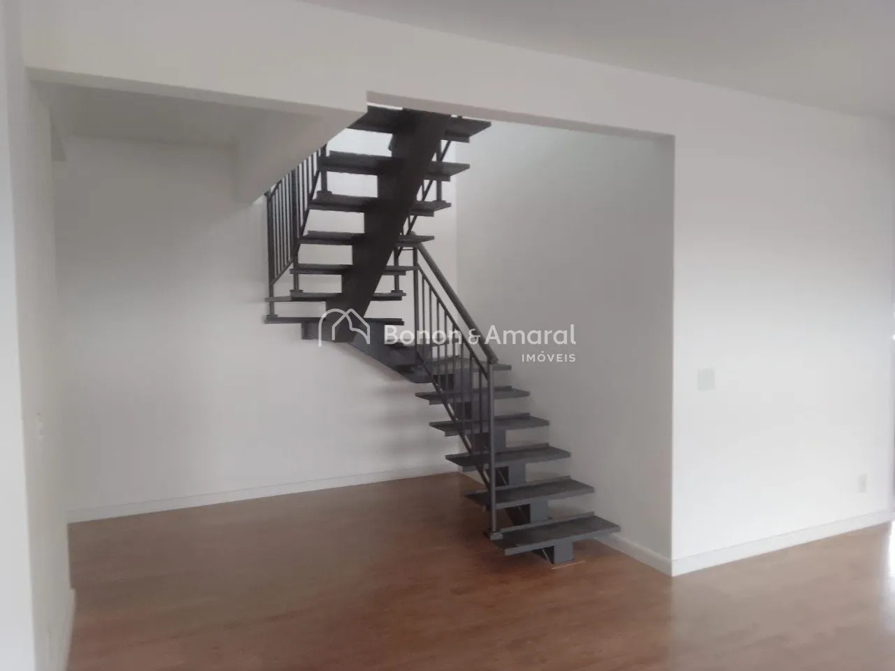 Imagem Duplex Amplo com 1 Suíte e 3 Vagas - 192 m²