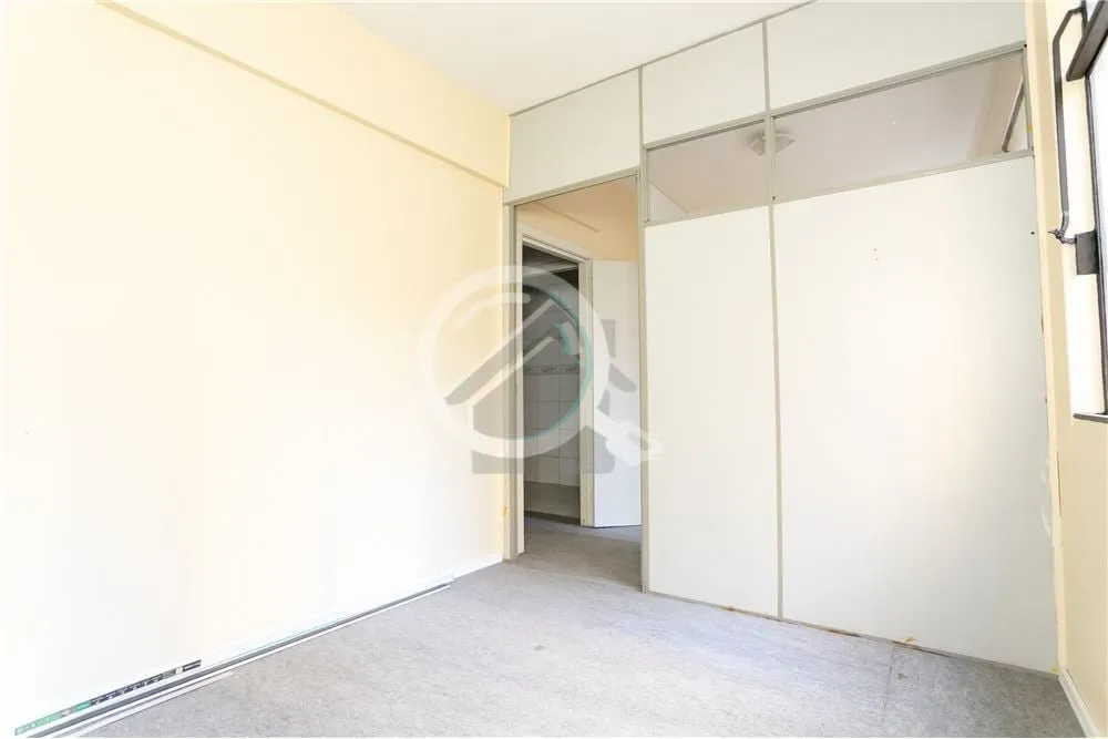 Imagem Descubra a combinação perfeita de praticidade e tranquilidade nesta sala comercial localizada no c...