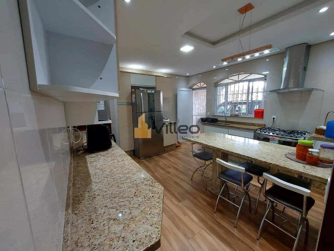 Imagem Apresentamos uma residência que une espaço, conforto e elegância no Wanel Ville II, um dos bairro...