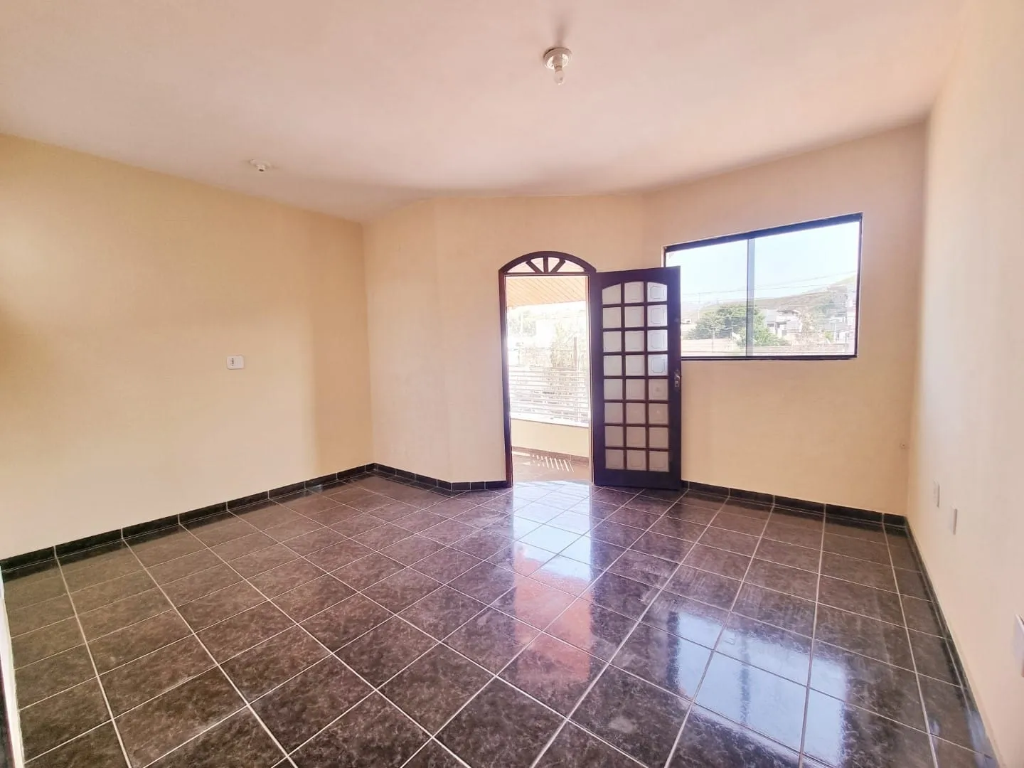 Imagem Sobrado Imponente com 3 Pavimentos, Suíte Master, Terraço Panorâmico e Garagem para 2 Carros em Excelente Localização