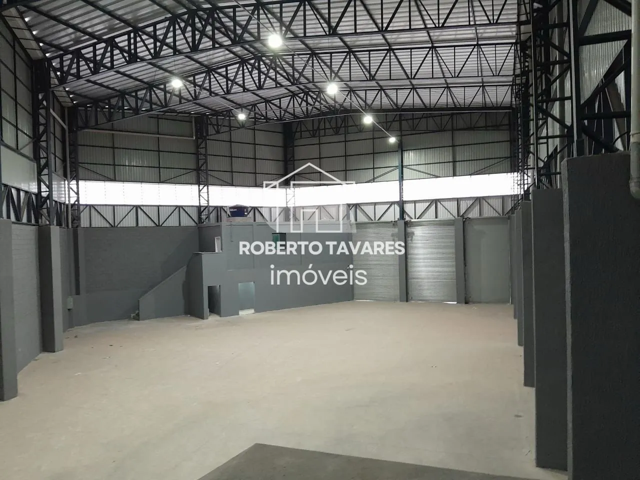 Imagem Galpão para Locação - 4 Docas - 1 Rampa - 15 Vagas de garagens - Junto a Rod. Régis Bittencourt (BR116).