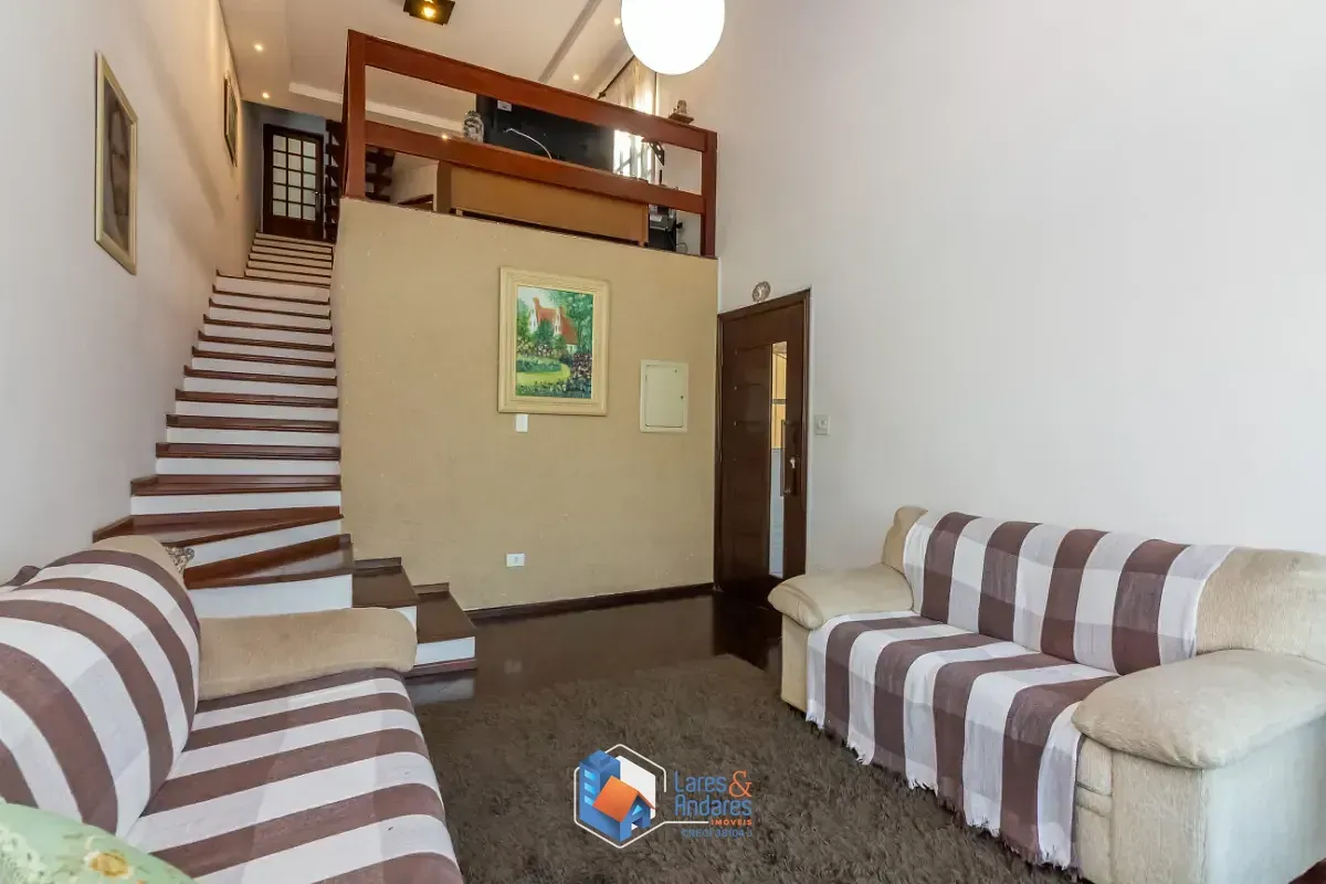 Imagem Sobrado para venda em Jardim Regina com 3 quartos, sendo 1 suíte, 224m²