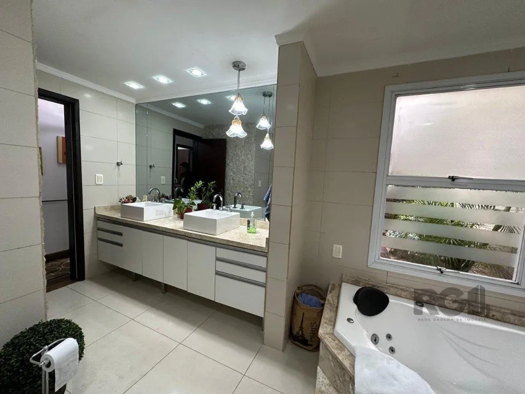 Imagem Vende-se ampla casa 3 quartos com hidro, 2 vagas, living com ladeira e salão de festas com churrasqueira - 260m² - Medianeira