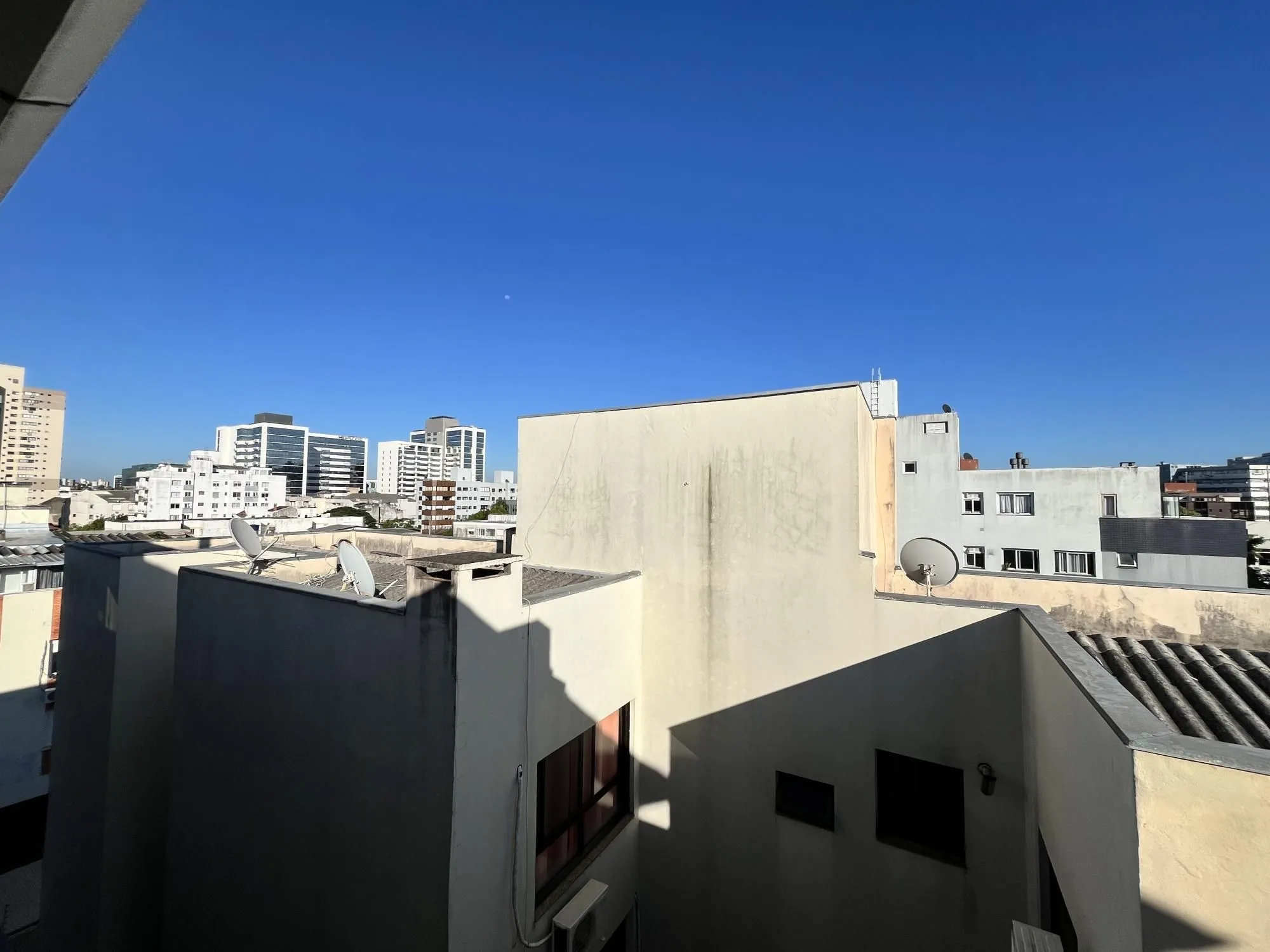 Imagem Apartamento de 2 quartos, suíte e 1 vaga de garagem no bairro Santana em POA/RS