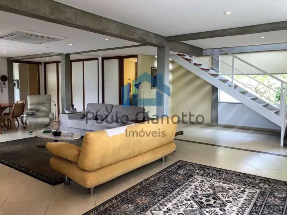 Imagem Casa Moderna à venda no Centro da Granja Viana