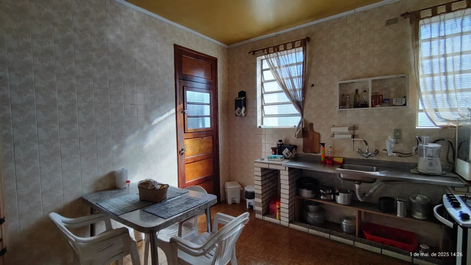 Imagem Apartamento de 4 dormitórios, 2 suítes, living amplo e arejado com sacada.