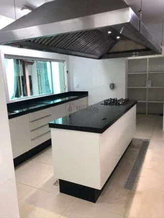Imagem Casa alto padrão com 5 suítes na Praia dos Amores.
