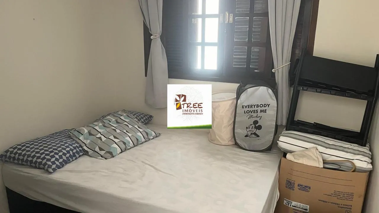 Imagem LOCAÇÃO DE SOBRADO NO ARUJAMÉRICA, EM ARUJÁ/SP, 450m² com 4 quartos, suíte com A/C, varanda, 4 salas, quintal, lavandeira e 4 vagas. CONSULTE-NOS.