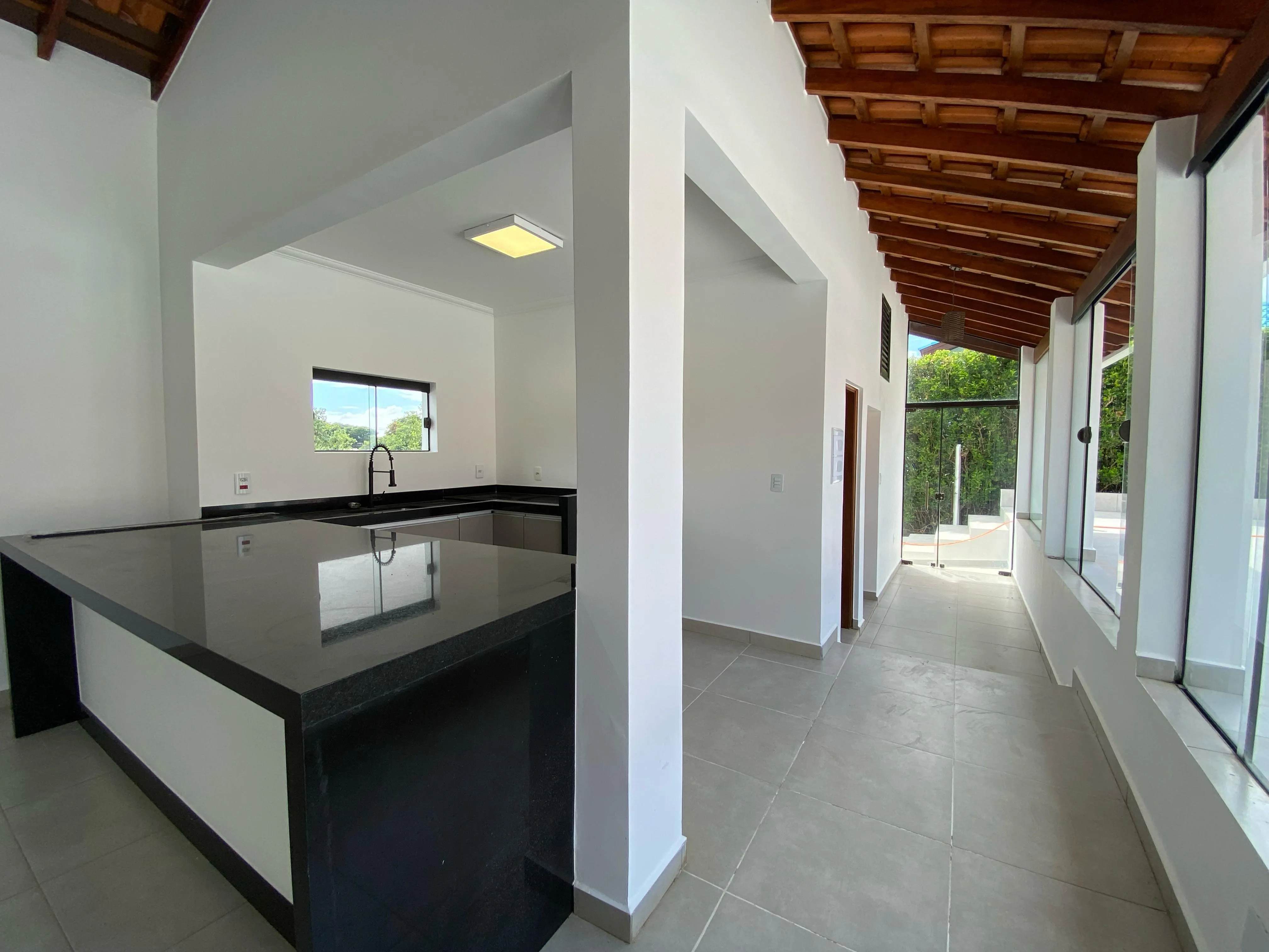 Imagem Casa no Condomínio Portal do Sabiá - 380m² de Área Construída, 3 Suítes e Piscina