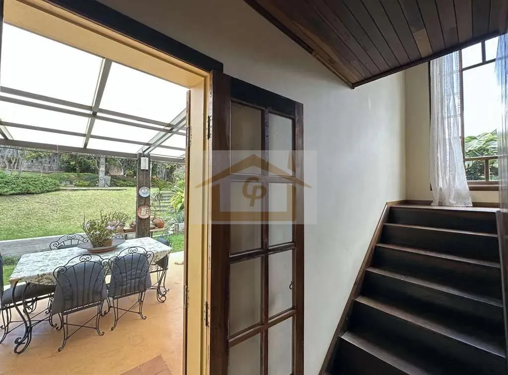 Imagem Rústica, avarandada, Mista alvenaria e madeira de lei, 3 dorms/1ste, gourmet, lareira!