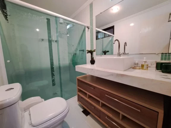Imagem AMPLO APARTAMENTO COM 4 DORMITÓRIOS, SENDO 3 SUÍTES E O 4º DORMITÓRIO OPCIONAL, 2 VAGAS, VARANDA ESTENDIDA, NA REGIÃO NOBRE DA PITANGUEIRAS NO GUARUJÁ