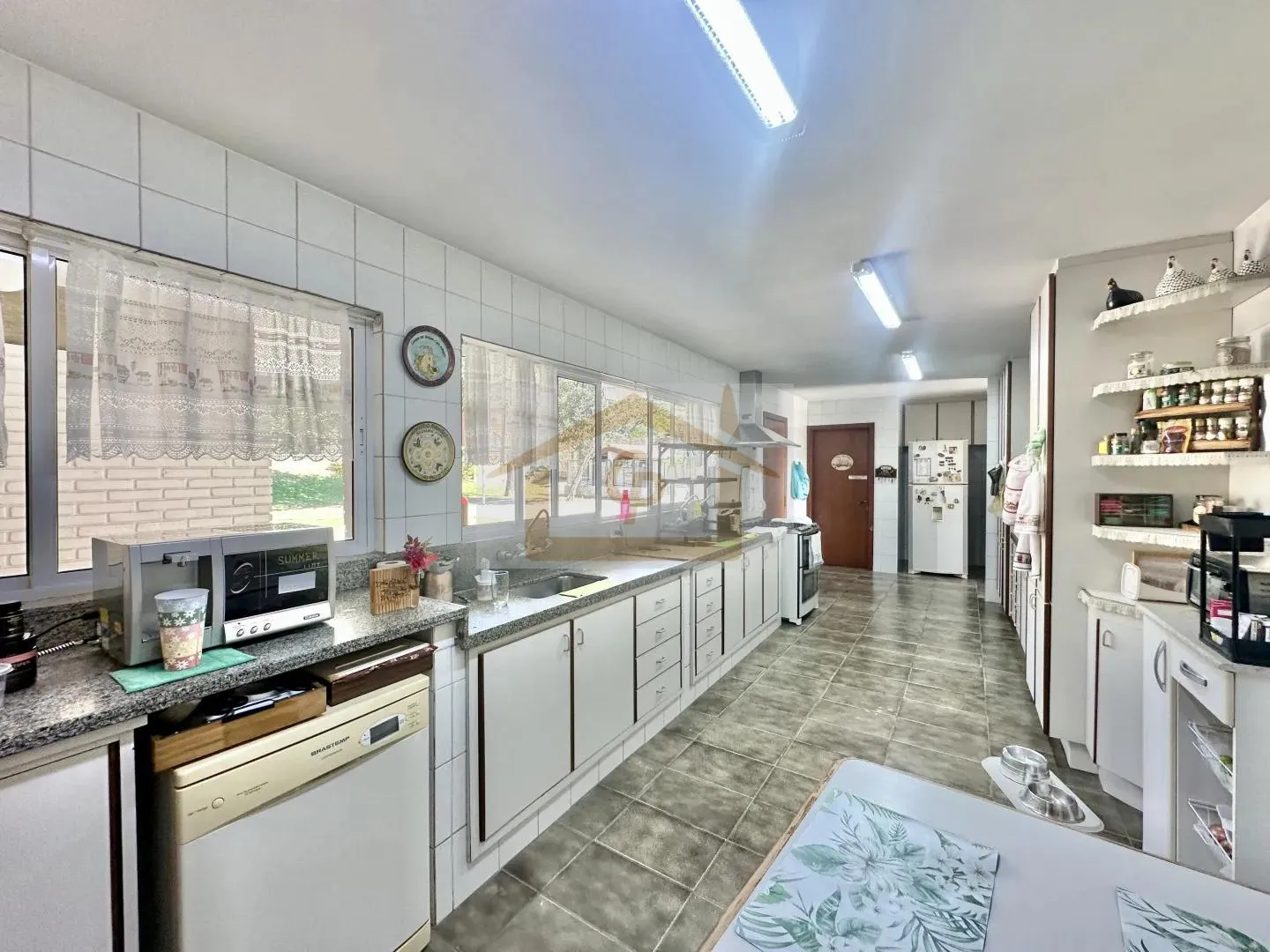 Imagem Rústica, avarandada, Mista alvenaria e madeira de lei, 3 dorms/1ste, gourmet, lareira!