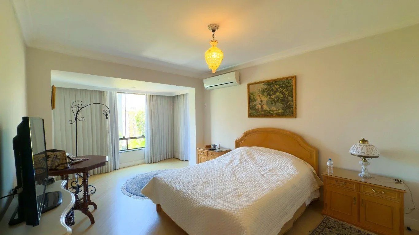 Imagem Apartamento semimobiliado com 2 suítes e 4 quartos no cobiçado bairro Bela Vista